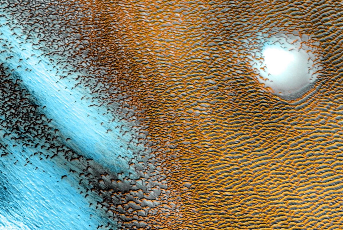 Na nowym zdjęciu NASA świecą dziwaczne niebieskie struktury na powierzchni Marsa