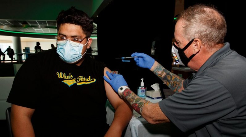 Aktualizacje na żywo Covid-19: Prawie jedna trzecia Amerykanów jest w pełni zaszczepiona