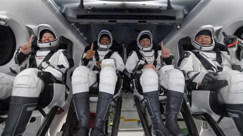 Astronauci SpaceX Crew Dragon przybywają do swoich domów z rzadkim pluskiem przed świtem w Zatoce Meksykańskiej