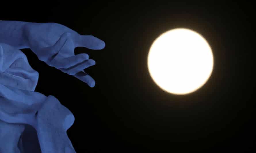 Księżyc w pełni wschodzi w Buenos Aires, gigantyczny księżyc wschodzi za pomnikiem Carta Magna y Las Cuatro Regiones Argentinas w Buenos Aires w Argentynie 26 kwietnia 2021 r.