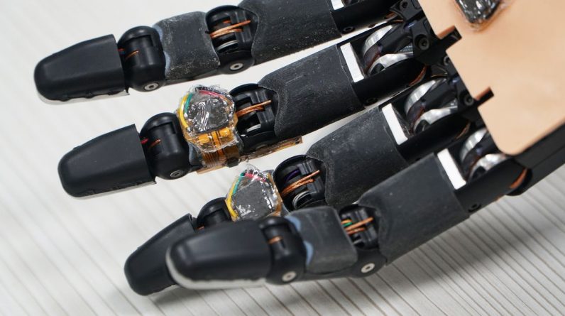 Inteligentny materiał piankowy daje robotycznej dłoni zdolność do samodzielnej naprawy