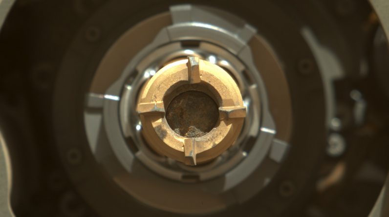 Wreszcie sonda Perseverance NASA pobrała pierwszą próbkę skały z Marsa