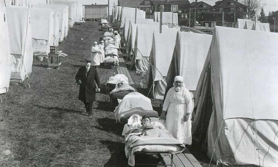 Opieka personelu medycznego nad chorymi na grypę w szpitalu namiotowym w Brooklynie w stanie Massachusetts w październiku 1918 r.