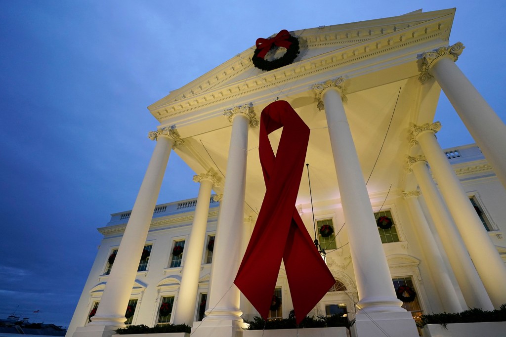 Biały Dom w Waszyngtonie jest udekorowany z okazji Światowego Dnia AIDS, środa, 1 grudnia 2021 r.
