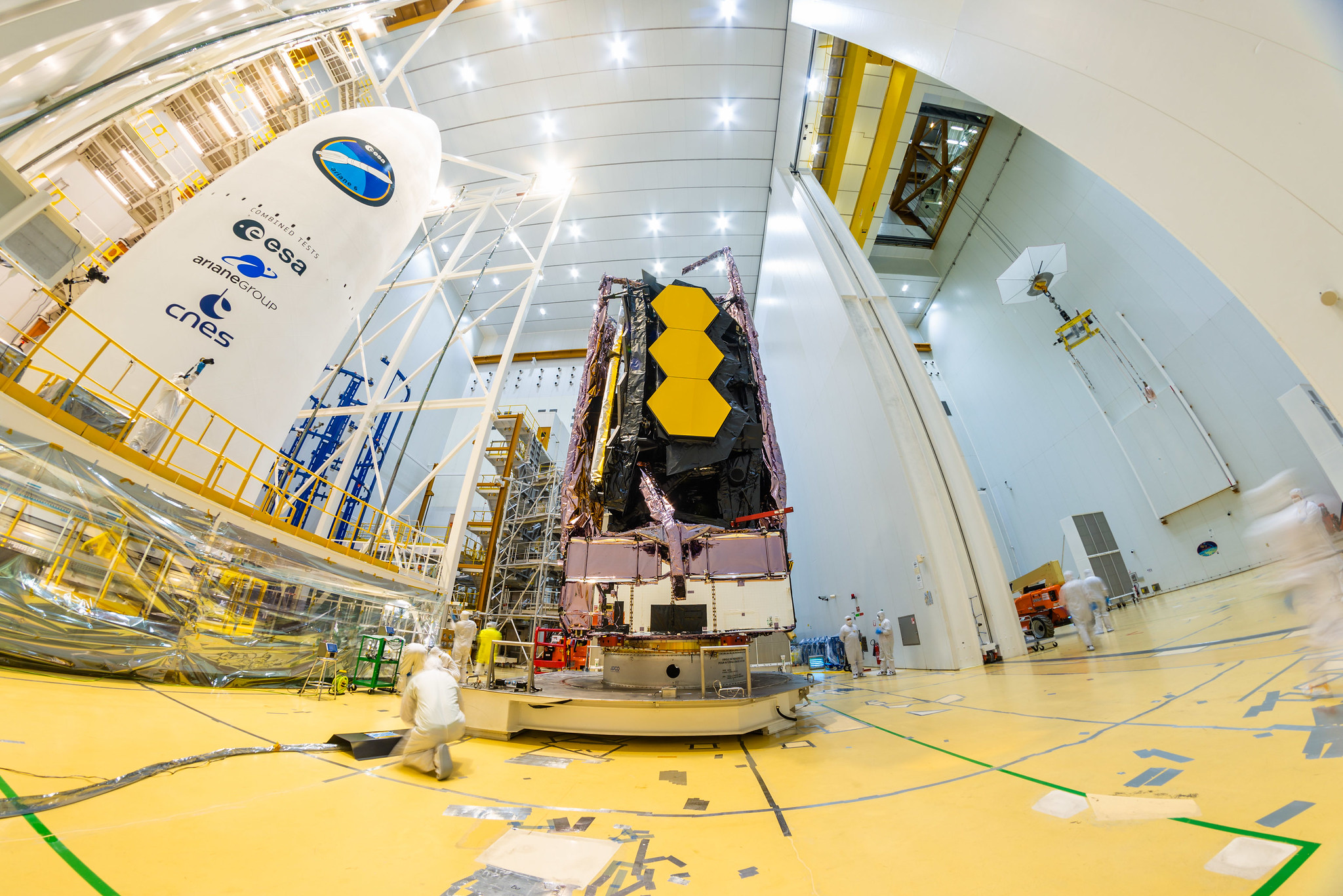 W sobotę, 11 grudnia, Kosmiczny Teleskop Jamesa Webba został zabezpieczony na szczycie rakiety Ariane 5, która wystrzeli go w kosmos z Europejskiego Portu Kosmicznego w Gujanie Francuskiej.