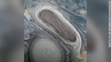 To zdjęcie wykonane przez misję Juno przedstawia dwie duże wirujące burze Jowisza, wykonane 29 listopada.