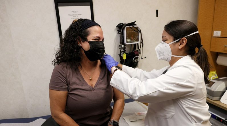 Niedopasowana szczepionka przeciw grypie może oznaczać zły sezon grypowy, a także wzrost Covid