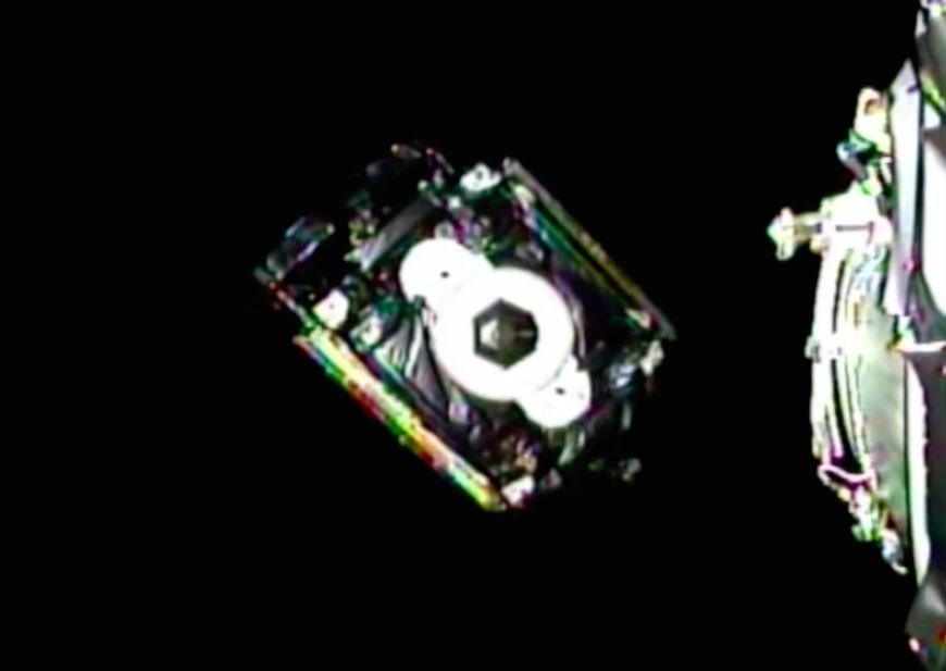 Satelita SES 9 oddziela się od rakiety Falcon 9 na orbitę z oczekiwanym punktem wysokości około 39 300 kilometrów (24 400 mil), najniższym punktem 290 kilometrów (180 mil) i nachyleniem 28 stopni.  Ze względu na decyzję o spaleniu drugiego stopnia na skraju wyczerpania, istnieje niewielka niepewność co do parametrów orbitalnych opartych na dokładnych osiągach wyrzutni.