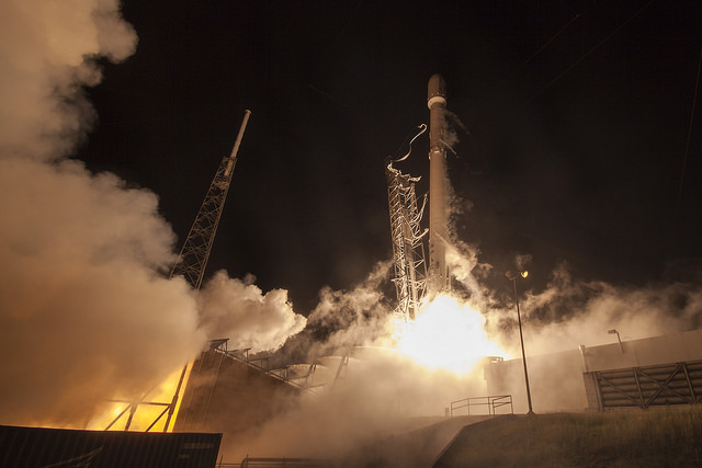 Gdy dziewięć silników Merlin rakiety przejdzie zautomatyzowaną kontrolę stanu technicznego, zaciski wspomagające Falcon 9 zostaną wystrzelone do startu z Complex 40.