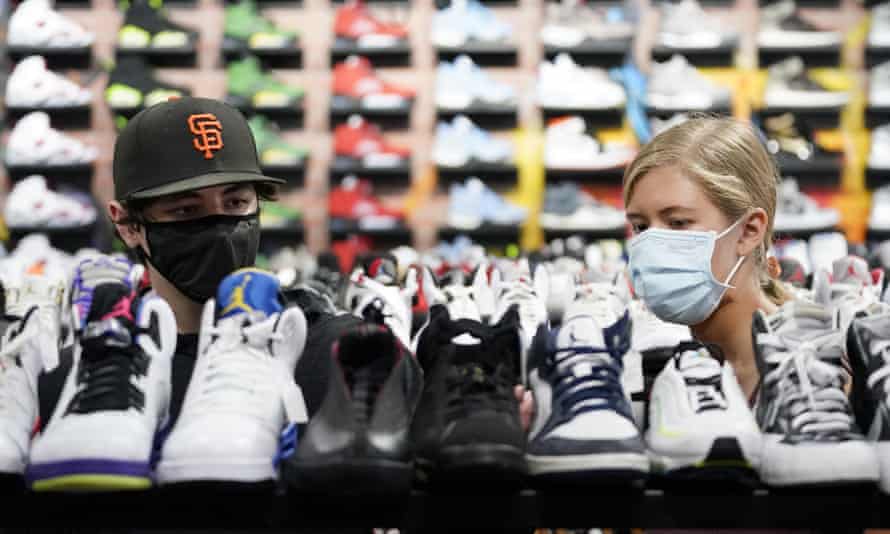 Kupujący noszą maski w sklepie w Los Angeles.