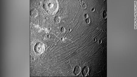 Misja Juno NASA wykonuje pierwsze zdjęcia z bliska największej planety Jowisz w ciągu pokolenia.