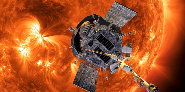 Ten obraz dostarczony przez NASA przedstawia artystyczny widok sondy Parker Solar Probe, gdy zbliża się ona do słońca.