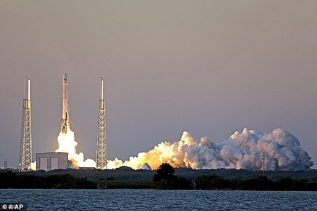 Drugi etap Falcona 9 unosi się na nieco chaotycznej orbicie od czasu, gdy Elon Musk rozpoczął swoją pierwszą misję kosmiczną, wysyłając satelitę pogody kosmicznej w podróż o długości miliona mil w 2015 roku.