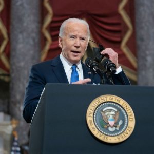 Biden przemawiający w pierwszą rocznicę szturmu na Kapitol;  obwinianie Trumpa