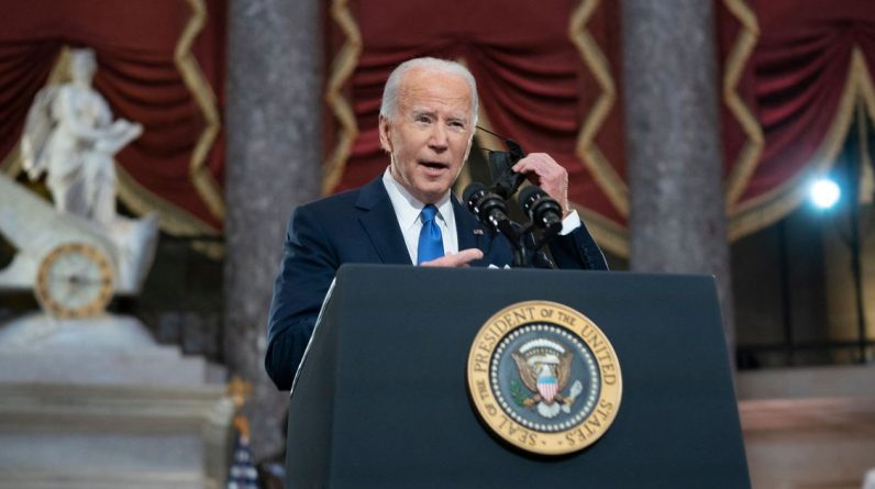Biden przemawiający w pierwszą rocznicę szturmu na Kapitol;  obwinianie Trumpa