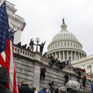 Turba de simpatizantes del entonces presidente Donald Trump, toma por asalto el Capitolio en Washington. /Foto: Reuters