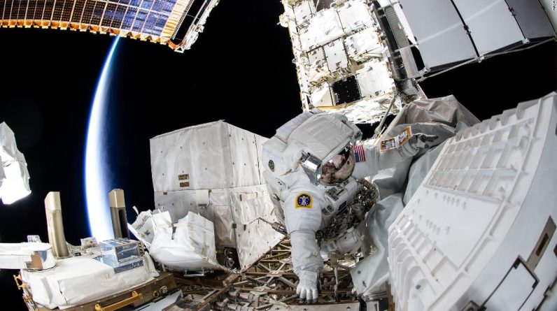 Astronauci NASA robią spacery kosmiczne, aby zapewnić modernizację zasilania stacji kosmicznej