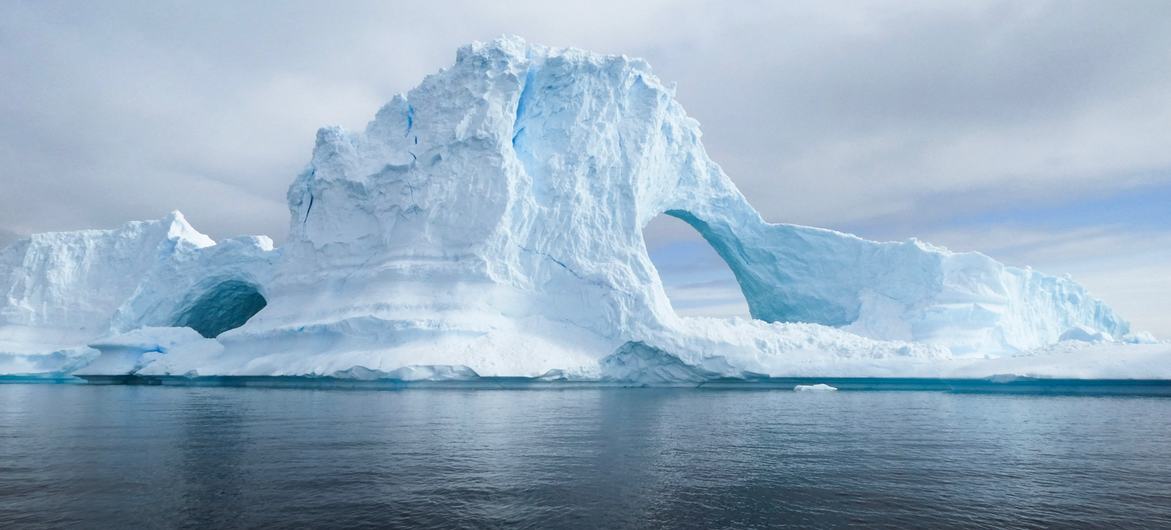 Góra lodowa sfilmowana z Portal Point na Antarktydzie