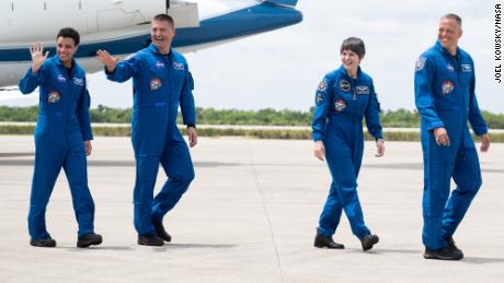 Astronauci NASA Jessica Watkins, po lewej, jako Jill Lindgren, druga od lewej, astronauta Europejskiej Agencji Kosmicznej Samantha Cristoforetti, druga od prawej i astronauta NASA Robert Haines, po prawej, gdy opuszczają bazę startową i lądowanie NASA.  s Centrum Kosmiczne im. Kennedy'ego.
