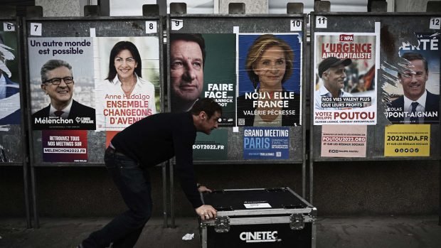 Plakaty wyborcze we Francji (fot. AFP).