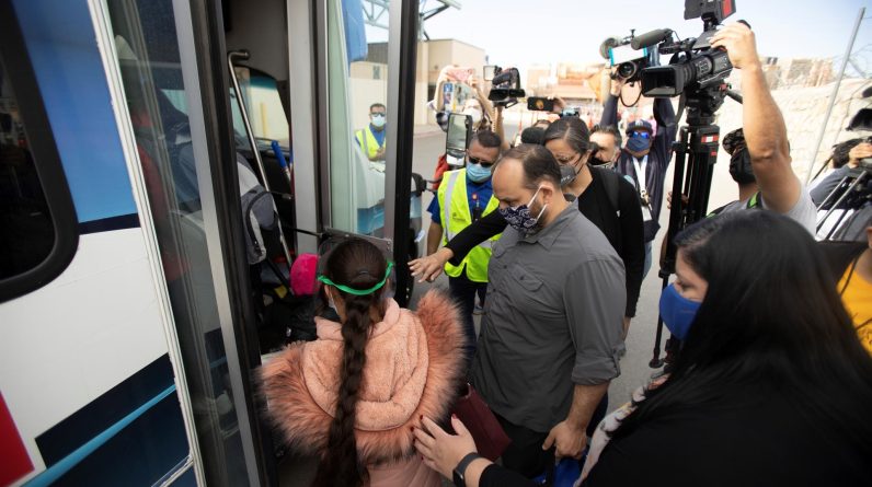 Pierwszy autobus przewożący kubańskich imigrantów przyjeżdża do Waszyngtonu z Teksasu