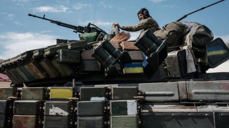 Un soldado ucraniano se sienta en un tanque cerca de Bakhmut, en el este de Ucrania, el 12 de mayo de 2022, en medio de la invasión rusa. (Yasuyoshi CHIBA / AFP).