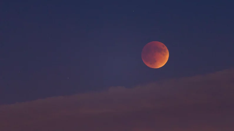 Księżyc zmieni kolor na czerwony podczas całkowitego zaćmienia Księżyca w niedzielną noc