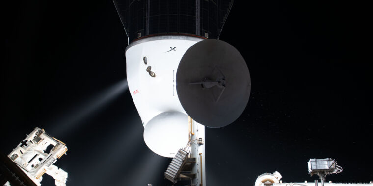 NASA i SpaceX wstrzymują uruchomienie Dragona, aby zbadać problem z hydrazyną
