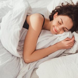 Robienie tego przed snem może pomóc Ci lepiej spać w nocy