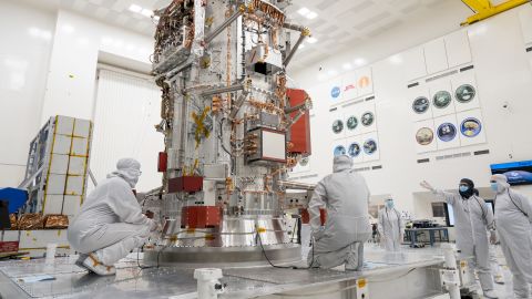 Zespół misji montuje obecnie Europa Clipper w High Bay 1, czystym pomieszczeniu w NASA Jet Propulsion Laboratory, gdzie przed startem przeprowadzono inne historyczne misje.