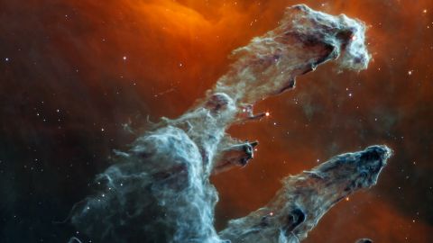 Nowe zdjęcie z Kosmicznego Teleskopu Jamesa Webba pokazuje Filary Stworzenia w średniej podczerwieni.