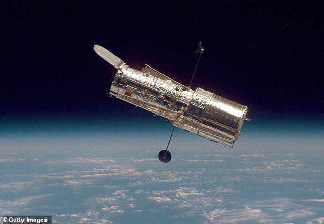 Hubble (na zdjęciu) uchwycił poświatę z wysokości około 340 mil nad powierzchnią Ziemi.  Astronomowie, którzy przeanalizowali zdjęcia, sugerują, że blask może pochodzić od kuli pyłu utworzonej z komet